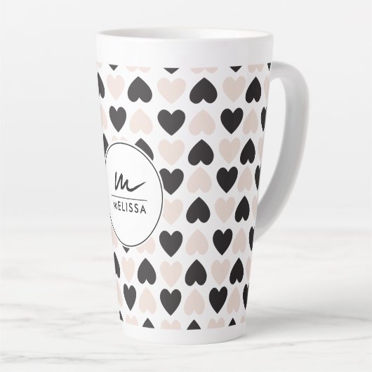 Modernes Schwarz-Rosa-Liebe-Herz-Monogramm Milchtasse (Rechte Ecke)