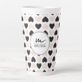 Modernes Schwarz-Rosa-Liebe-Herz-Monogramm Milchtasse (Vorderseite)