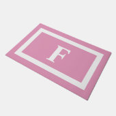 Modernes Schwarz-Rosa-Monogramm im Freien Fußmatte (Schrägansicht)