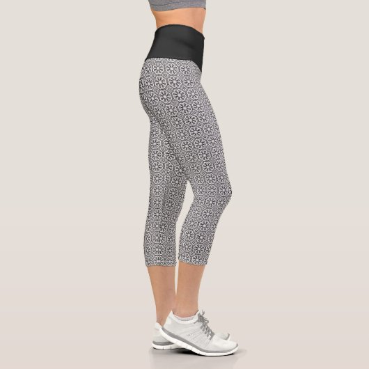 Modernes Schwarz und Weiß Capri Leggings (Rechts)