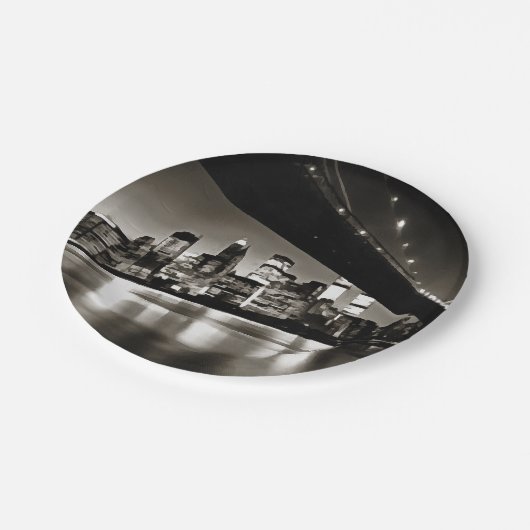 Modernes Schwarz und Weiß New York in der Nacht Pappteller (Schrägansicht)