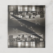 Modernes Schwarz und Weiß New York in der Nacht Platzkarte (Außenseite Aufgefaltet)