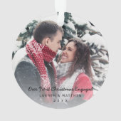 Modernes Schwarz Unser erstes Verlobtes Foto zu We Ornament (Rückseite)