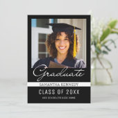 Modernes Schwarz/Weiß 2025 Abschluss Foto Ankündigung (Stehend Vorderseite)