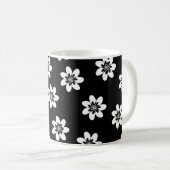 Modernes Schwarz-Weiß-Blumendesign Kaffeetasse (VorderseiteRechts)
