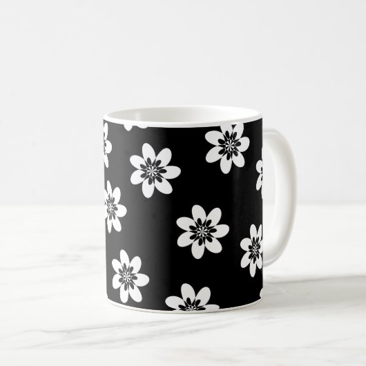 Modernes Schwarz-Weiß-Blumendesign Kaffeetasse (VorderseiteRechts)