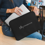 Modernes Schwarz-weiß-Chic-Monogramm Laptopschutzhülle<br><div class="desc">Dieser schwarze Laptop-Ärmel ist modern minimalistisch und elegant Skript Monogramm-Design. Es ist perfekt,  um der Elektronik einen modernen Stil hinzuzufügen.</div>