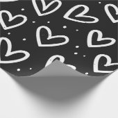 Modernes Schwarz-Weiß-Doodle-Herzmuster Geschenkpapier (Ecke)