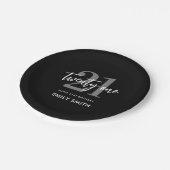Modernes Schwarz-Weiß-Elegant 21. Geburtstag Pappteller (Schrägansicht)