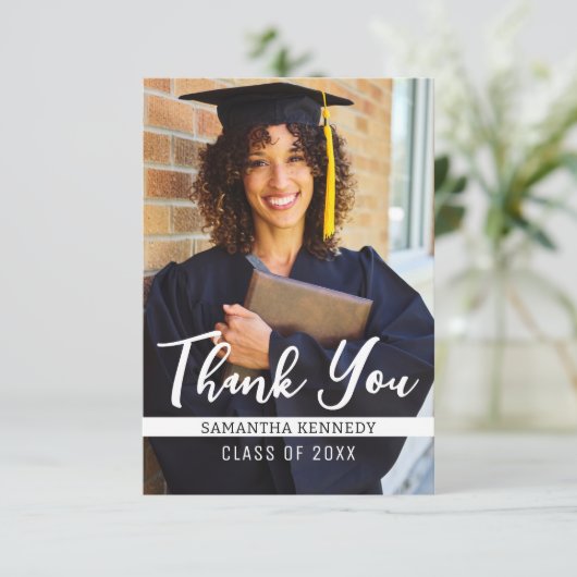 Modernes Schwarz-Weiß-Foto 2025 Grad Cap Dankeskarte (Stehend Vorderseite)