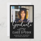 Modernes Schwarz-Weiß-Foto 2025 Grad Cap Einladung (Vorderseite)
