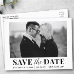 Modernes Schwarz-Weiß-Foto spart das Datum Postkarte<br><div class="desc">Moderne,  trendy Save the Date Schwarz-Weiß-Foto-Postkarte mit Blockskript- und Kalligraphieskriptkombination.</div>