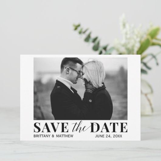 Modernes Schwarz-Weiß-Foto Trendy Save the Date (Stehend Vorderseite)