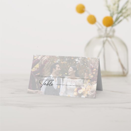 Modernes Schwarz-Weiß-Hochzeitssemble-Foto Platzkarte (Vorderseite)