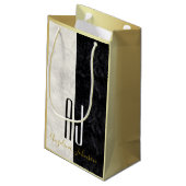 Modernes Schwarz-Weiß-Marmor, Goldmonogramm Kleine Geschenktüte (Rückseite Schrägansicht)