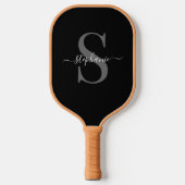 Modernes Schwarz-Weiß-Mit Monogramm-Initial + Name Pickleball Schläger (Vorderseite)