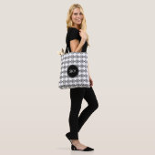 Modernes Schwarz-Weiß-Mittelmeer-Look Muster Tasche (Am Model)