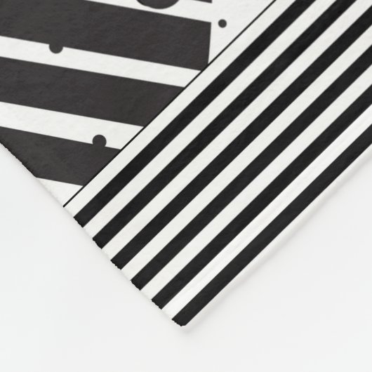 Modernes Schwarz-Weiß-Muster Fleecedecke (Ecke)