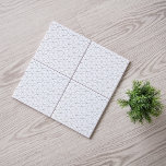 Modernes Schwarz-Weiß-Muster Fliese<br><div class="desc">Diese moderne Keramik-Kachel weist ein minimalistisches isometrisches Muster in Schwarz und Weiß auf. Die Farben sind im Entwurfswerkzeug vollständig anpassbar,  indem Sie auf die Schaltfläche Bearbeiten klicken.</div>