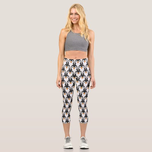 Modernes Schwarz-Weiß-Pinguin-Muster Capri Leggings (Vorderseite)