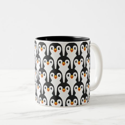 Modernes Schwarz-Weiß-Pinguin-Muster Zweifarbige Tasse (VorderseiteRechts)