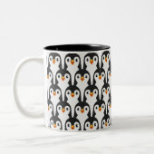 Modernes Schwarz-Weiß-Pinguin-Muster Zweifarbige Tasse (Links)
