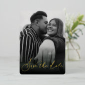 Modernes Schwarz-Weiß-Save the Date Folieneinladung (Stehend vorne)