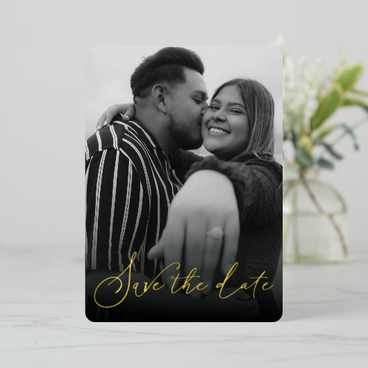 Modernes Schwarz-Weiß-Save the Date Folieneinladung (Stehend vorne)