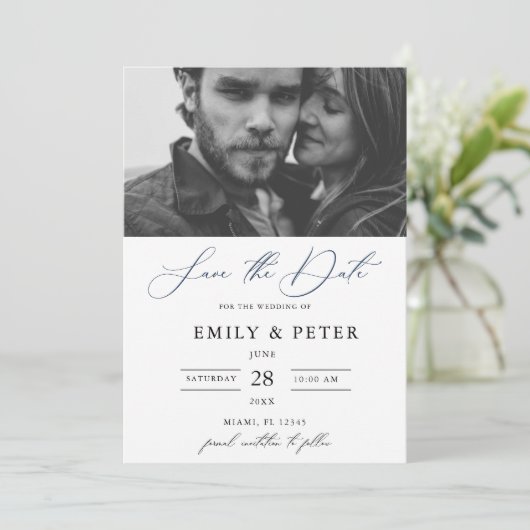 Modernes Schwarz-Weiß-Script-Foto Save the Date Einladung (Stehend Vorderseite)