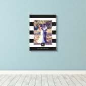 Modernes Schwarz-Weiß-Streifen Mit Monogramm Foto Leinwanddruck (Insitu (Holzboden))