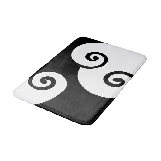 Modernes Schwarz-Weiß-Wirbel-Muster Badematte (Schrägansicht)