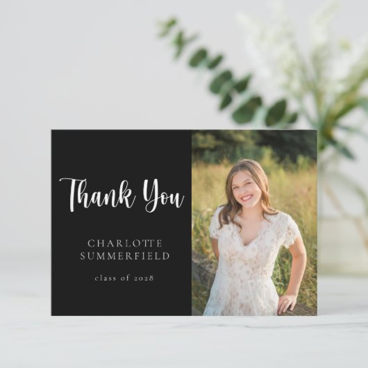 Modernes Schwarz-weißes Abschluss Foto Vielen Dank Einladung (Stehend Vorderseite)