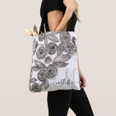 Modernes Schwarz-weißes Blumenfarbenmonogramm Tasche (Von Nahem)