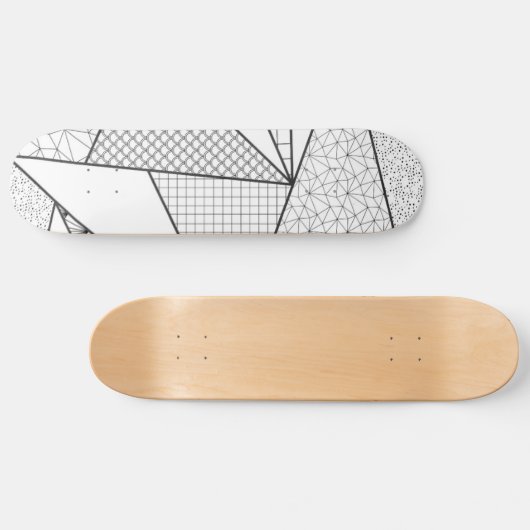 Modernes Schwarz-weißes Dreieck Geometrisches Must Skateboard (Horizontal)
