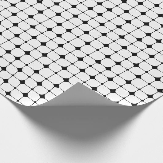Modernes Schwarz-weißes geometrisches Muster des M Geschenkpapier (Ecke)