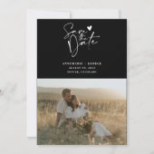 Modernes Schwarz-weißes Kalligrafie-Script-Foto Save The Date (Vorderseite)