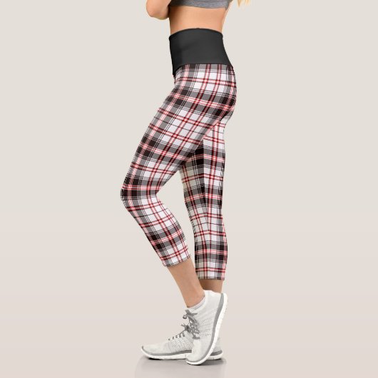 Modernes Schwarz-weißes Kariertes rotes Muster Capri Leggings (Links)