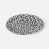 Modernes Schwarz-weißes Leopard-Muster für Tierdru Pappteller (Schrägansicht)