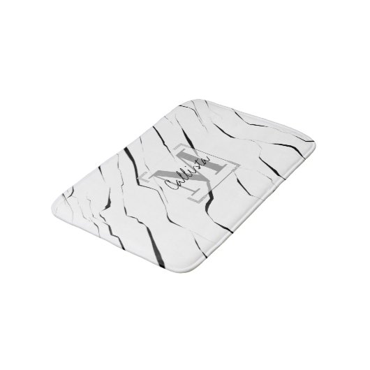 Modernes Schwarz-weißes Marmormonogramm Badematte (Schrägansicht)