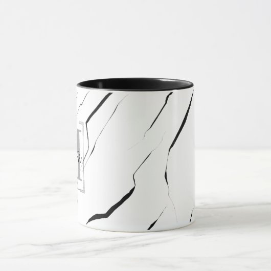 Modernes Schwarz-weißes Marmormonogramm Tasse (Zentrum)