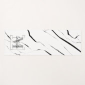 Modernes Schwarz-weißes Marmormonogramm Yogamatte (Vorderseite (Horizontal))