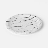 Modernes Schwarz-weißes Marmormuster Pappteller (Schrägansicht)