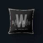 Modernes Schwarz-weißes Mongram Border Date Kissen<br><div class="desc">Mit diesem stilvollen Zuhause-Dekor mit dem modernen Schwarz-Weiß-Monogram-Kissen mit mit Monogramm Anfangsdatum Mr. & Mrs. und festem Datum fügen Sie Ihrem Raum eine persönliche Touch hinzu. Einfach anpassbar,  um Ihren eigenen Namen und Ihre Initialen anzuzeigen,  ist es die perfekte Mischung aus Komfort und Personalisierung für Ihre Zuhause!</div>