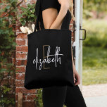 Modernes Schwarz-weißes Monogramm Tasche<br><div class="desc">Machen Sie einen Hinweis mit diesem atemberaubenden Monogramm schwarz-weiße Tüte. Diese stilvolle Tasche bietet moderne Schriftzeichen in elegantem Design,  das Köpfe überall hin drehen wird. Mit viel Platz für das Wesentliche und einem einzigartigen Stil wird diese Tasche sicher zu einem Accessoire,  das Sie Liebe zu zeigen.</div>