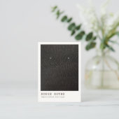 Modernes Schwarz-weißes Ohrring-Display Visitenkarte (Stehend Vorderseite)