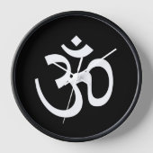 Modernes Schwarz-weißes Om-Om-Symbol Hinduismus-Sy Uhr (Vorderseite)