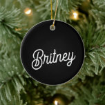 Modernes Schwarz-weißes Personalisiertes Monogramm Keramik Ornament<br><div class="desc">Das moderne Schwarz-weiße Personalisierte Monogram und Name Keramik Ornament wäre eine stilvolle und elegante Ergänzung zu Ihrem Urlaubsstil oder als Beistand für besondere Anlässe. Das klassische Schwarz-Weiß-Design, kombiniert mit Ihrem personalisierten Monogramm und Namen, macht es zu einer einzigartigen und gepflegten Dekoration. Es eignet sich hervorragend, um dem Baum eine Touch...</div>