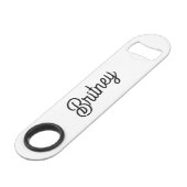 Modernes Schwarz-weißes Personalisiertes Monogramm Speed Flaschenöffner (Vorderseite Schrägansicht)