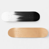 Modernes Schwarz-weißes Pinseldesign Skateboard (Horizontal)