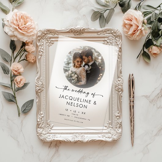 Modernes Schwarz-weißes Script Foto Minimale Hochz Acryleinladungen